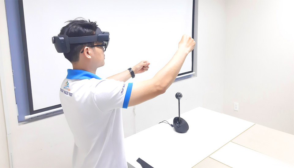 Anh Đinh Trần Thái Sơn - nhà phát triển dự án VR/AR/MR đang thực nghiệm dự án trên Hololens