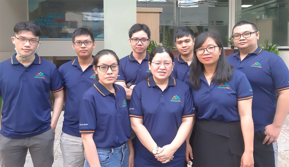 Chị Phan Công Minh Tâm - Kỹ sư cầu nối IT cùng team dự án tại Onetech Asia