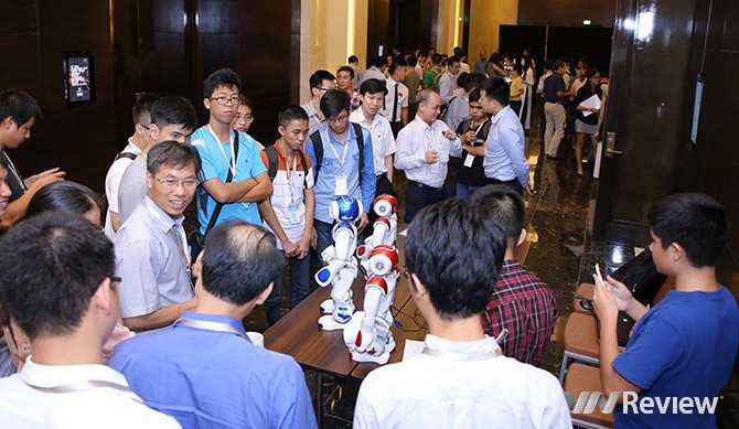 Hợp tác giữa Softbank Telecom VN và tổ chức giáo dục Hoa Kì (IAE) ứng dụng robot NAO trong dạy tiếng Anh tại VN