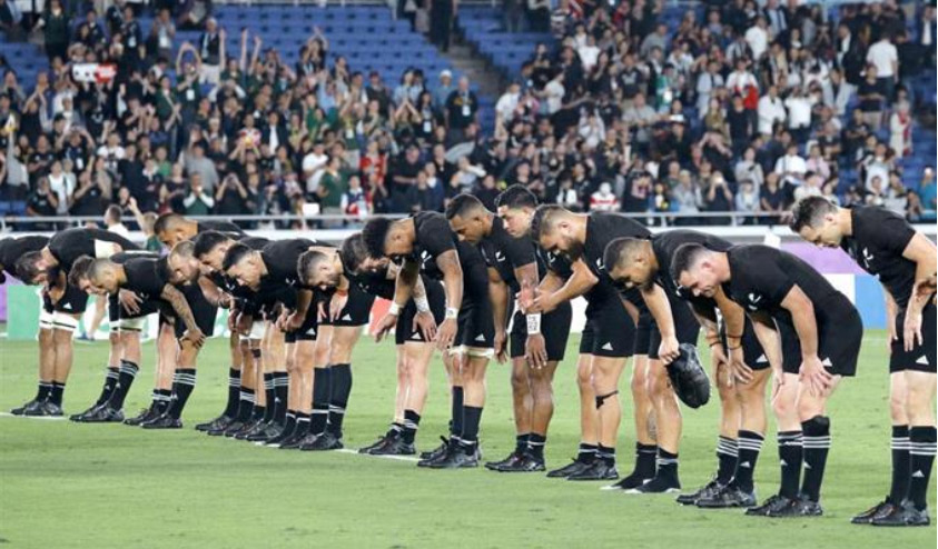 深々と頭を下げるニュージーランド代表オールブラックスの選手たち