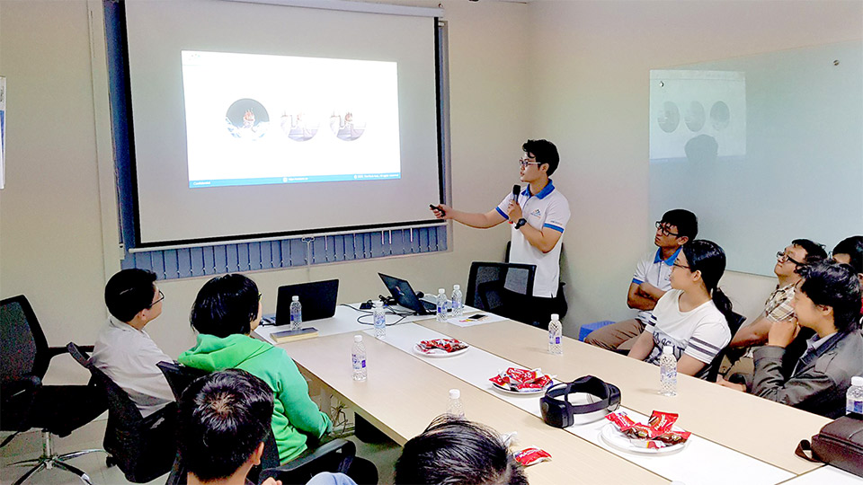 Anh Sơn và các bạn trong team tổ chức seminar giới thiệu và trải nghiệm thực tế ảo tại One Tech Asia