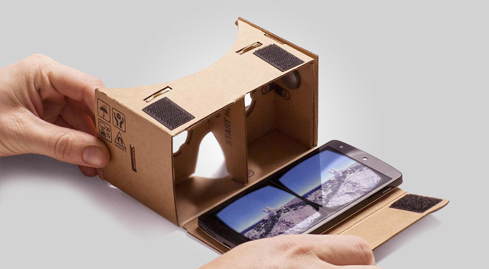 Google Cardboard (đây là một loại kính thực tế ảo giá rẻ được làm từ giấy bìa các tông).