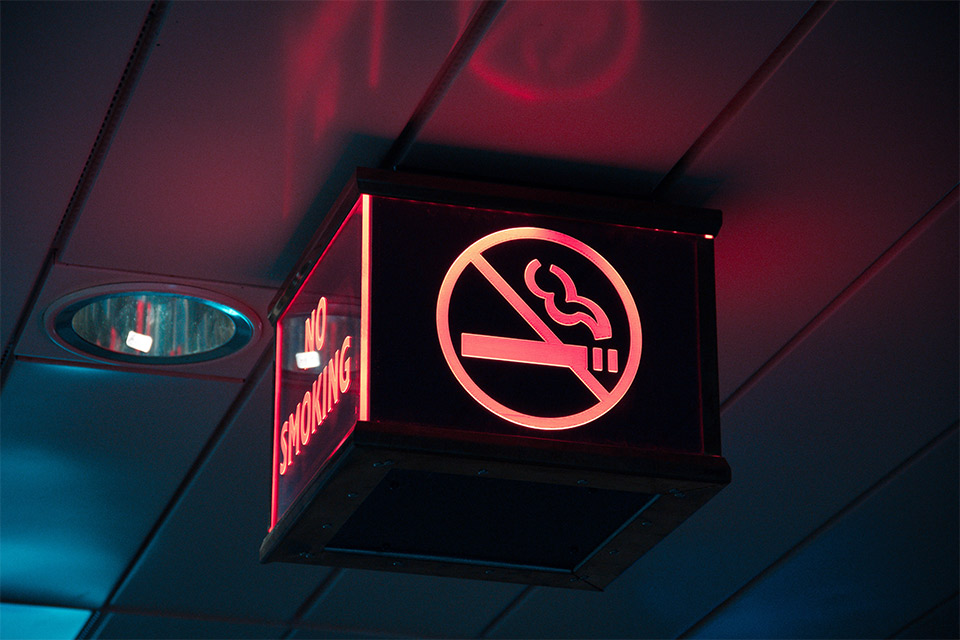 Không hút thuốc ở ga khi đi trên tàu tại Nhật
