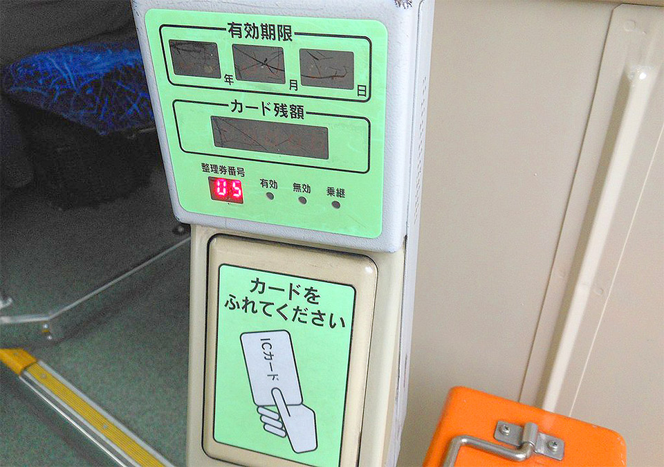 Trả tiền vé xe bus bằng IC card tại Nhật Bản