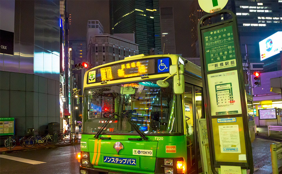 Trạm dừng xe bus dành cho người dân trên phố ở Shinjuku Golden Gai, nằm ở Tokyo