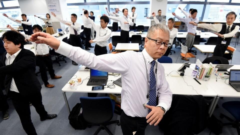 Văn hóa công ty Nhật - Tập thể dục sau giờ nghỉ trưa