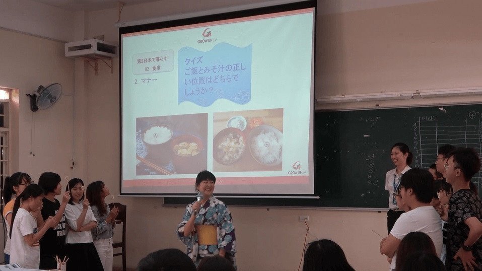 Giảng viên Igeta mặc Yukata đứng lớp giảng dạy